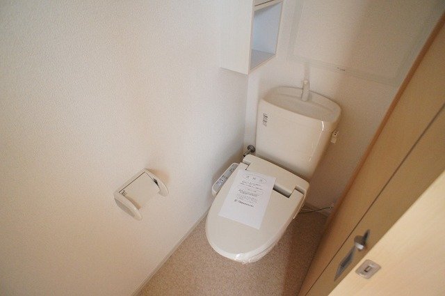 拡大写真:エレガンシア 2階201のトイレもきれいです