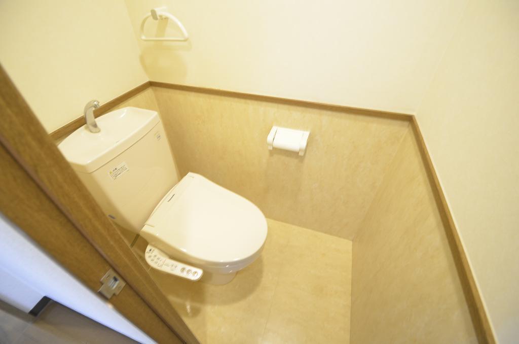 拡大写真:ST PLAZA EAST 4階403のシャワー付トイレ
