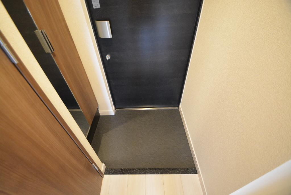 拡大写真:プレサンス広小路通 葵 5階501の玄関