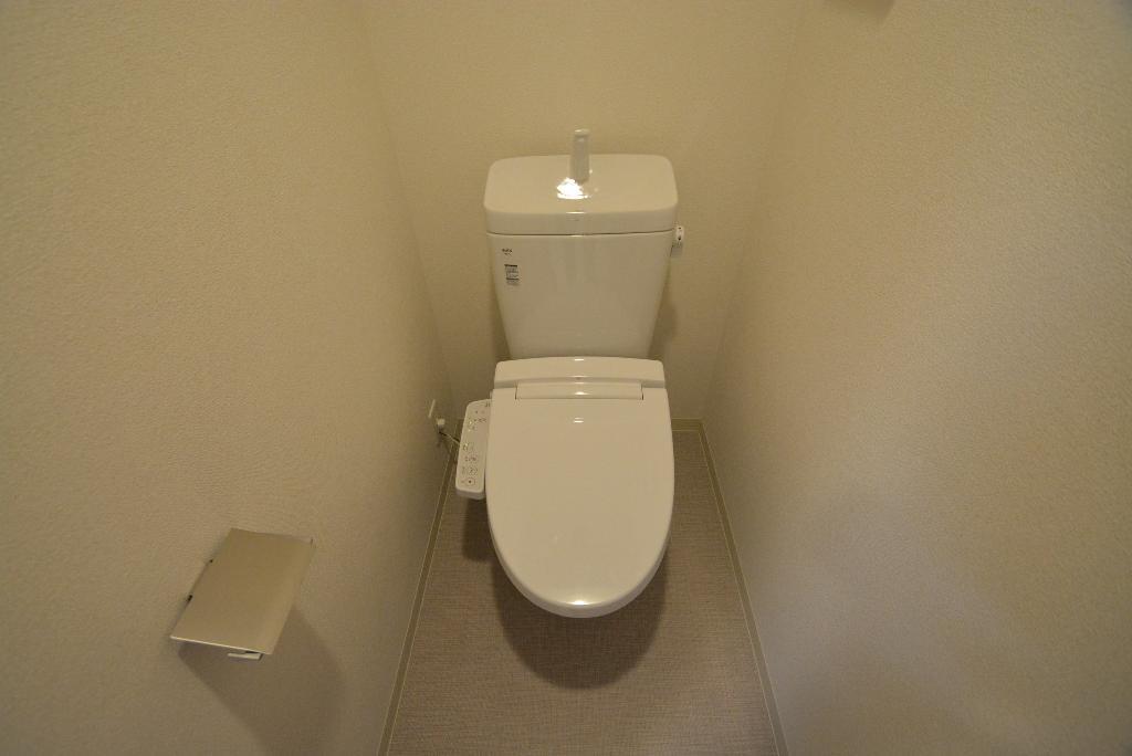 拡大写真:プレサンス広小路通 葵 5階501のシャワー付トイレ