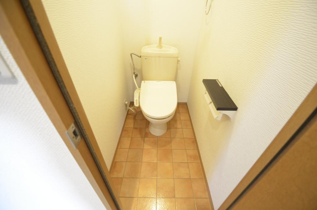 拡大写真:グランドール瑞天 4階402のシャワー付トイレ