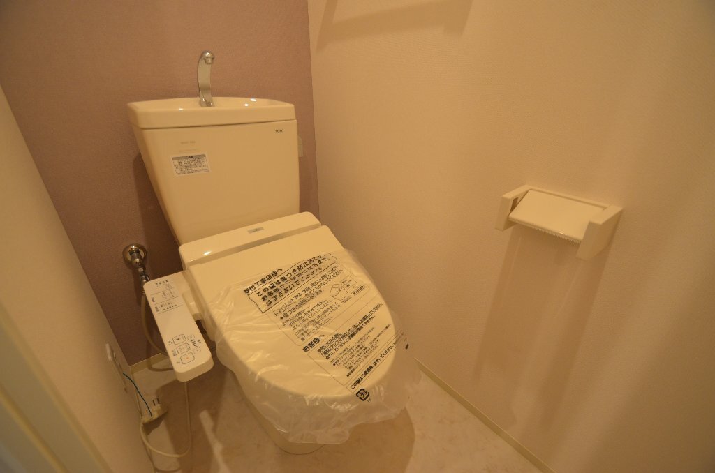 拡大写真:Naviglio Palazzo 2階203のシャワー付トイレ