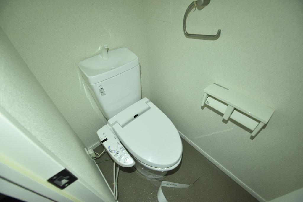 拡大写真:CASA+α名駅南 8階802のシャワー付トイレ