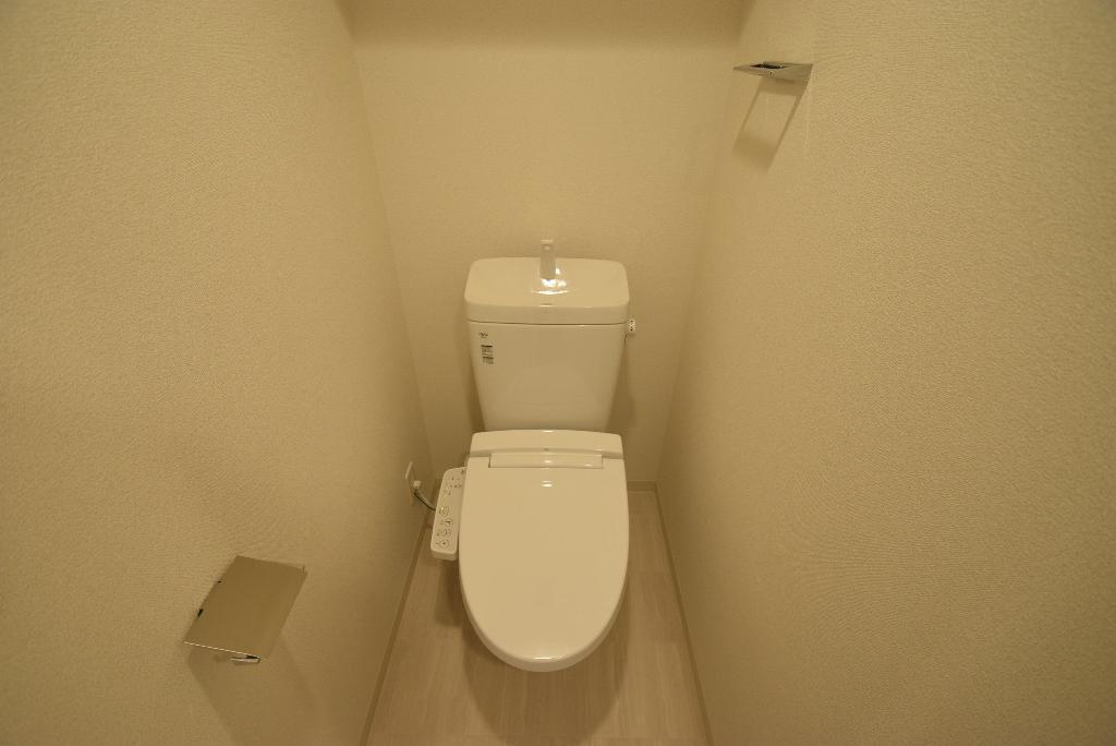 拡大写真:プレサンス広小路通 葵 14階1410のシャワー付トイレ