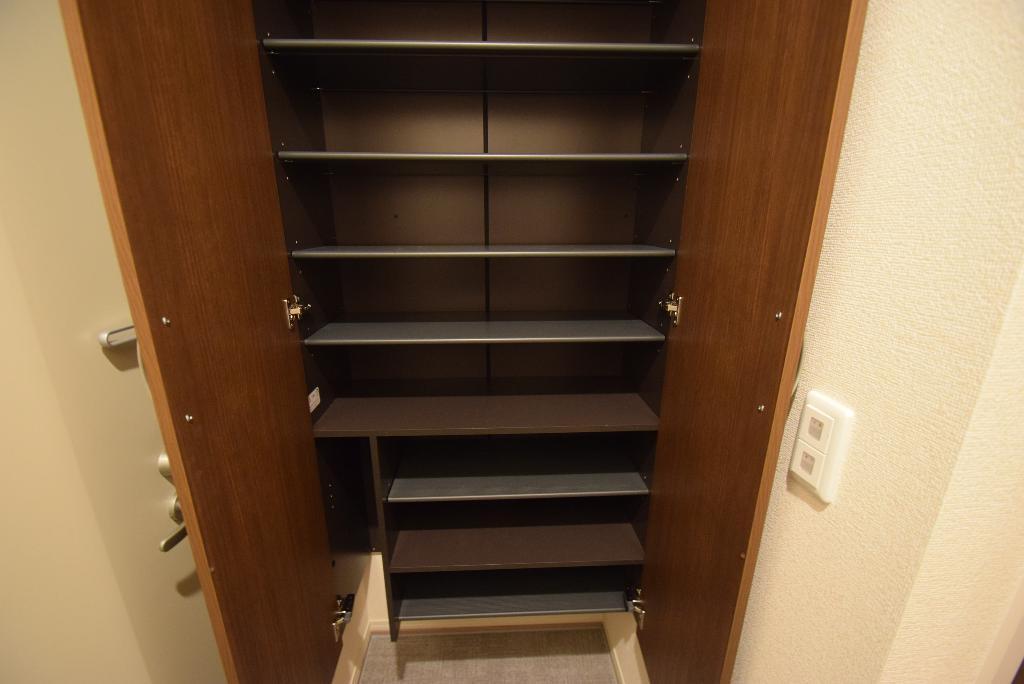 拡大写真:サンラモン本山Ⅱ 1階201の下駄箱