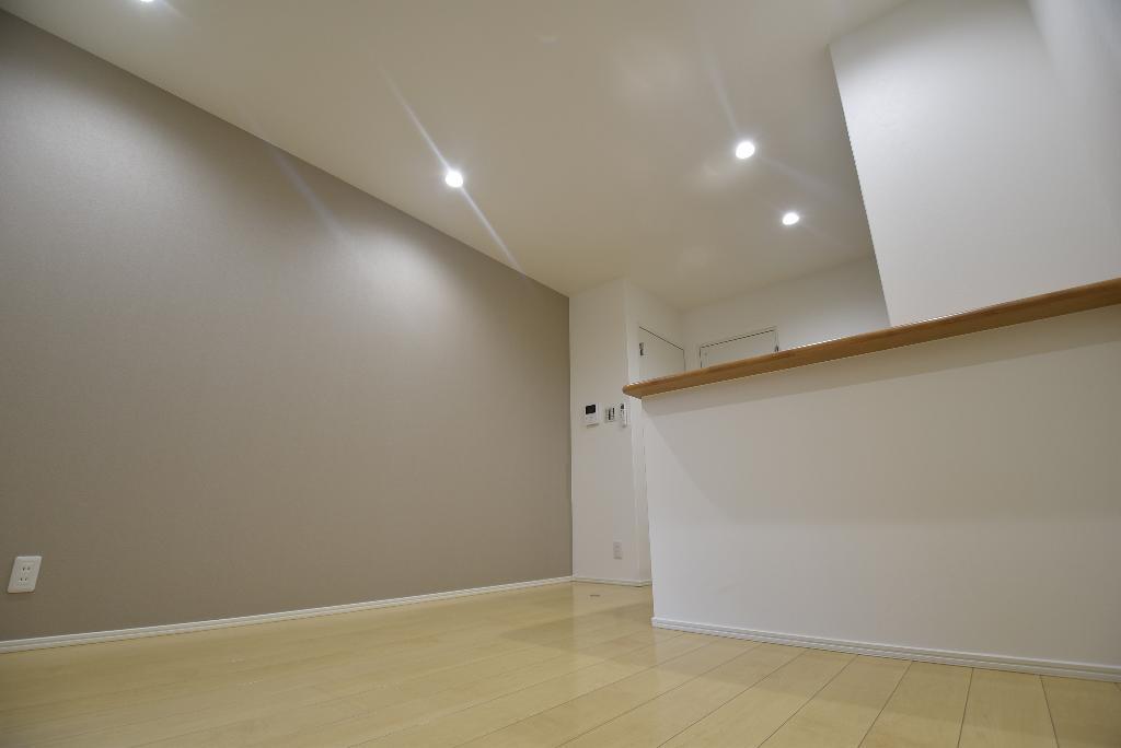 拡大写真:PLUM FIELD六番町(プラムフィールド六番町) 1階102の居間