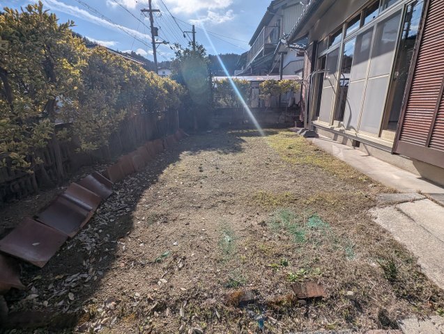 拡大写真:三田洞東2丁目戸建貸家 1階1の庭