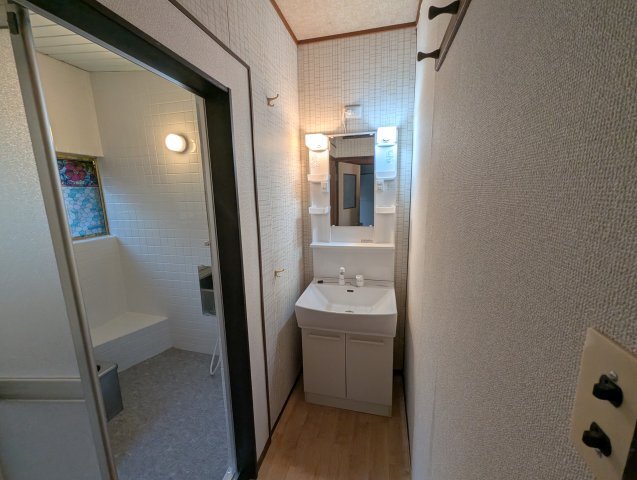 拡大写真:三田洞東2丁目戸建貸家 1階1の洗面所