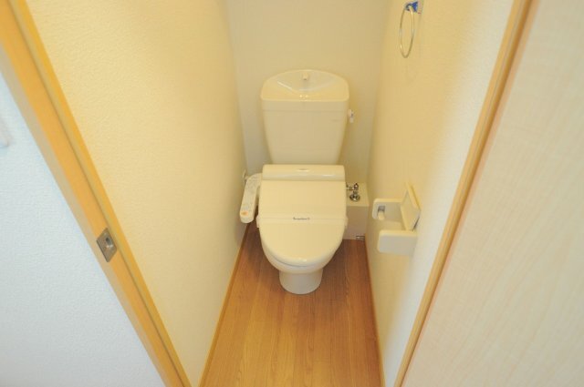 拡大写真:レオパレス鈴風 1階102のウォシュレット付き※同タイプ物件の写真です。