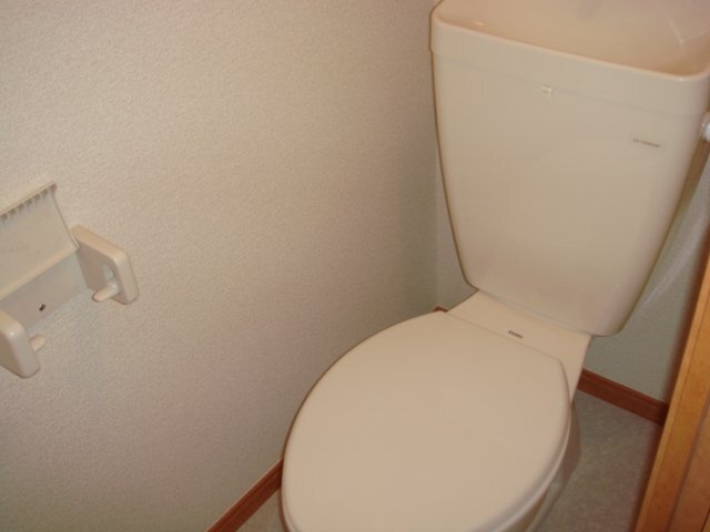 拡大写真:レオパレスひそこA 2階203のトイレは棚付きのシンプルなタイプ。