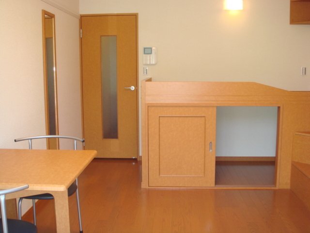 拡大写真:レオパレスひそこA 2階203の収納たっぷりのベッドなど、家具付き。