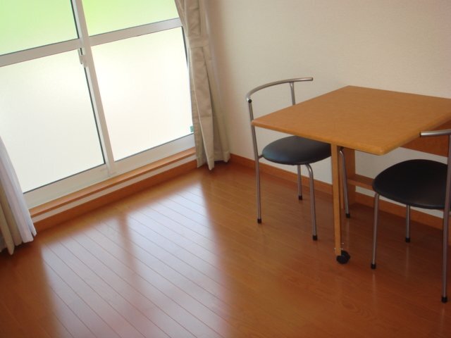 拡大写真:レオパレスひそこA 2階203の椅子、折り畳みテーブル付き。