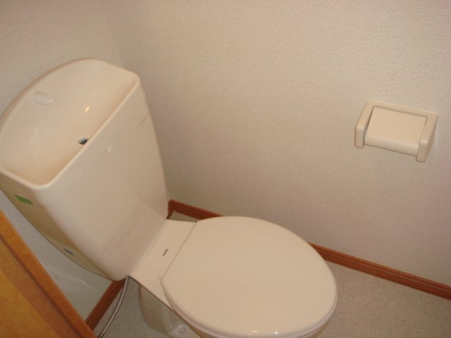 拡大写真：レオパレスフィオーレ 2階203のトイレはシンプルなタイプです