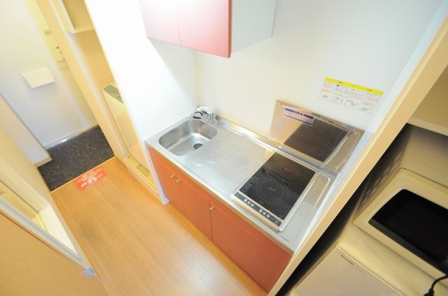 拡大写真:レオパレス大和 3階302の収納棚付きキッチン。