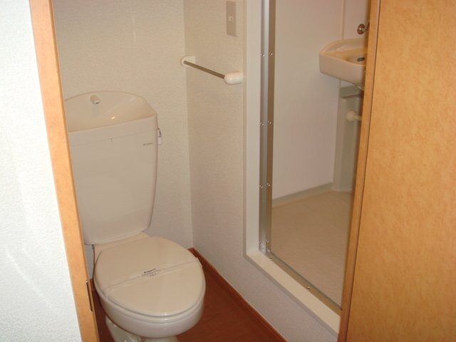 拡大写真:レオパレスレユール大和 1階103のトイレはタオルハンガー、収納棚付き。