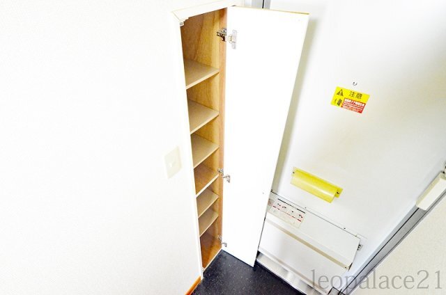 拡大写真:レオパレス小針 1階101の靴箱