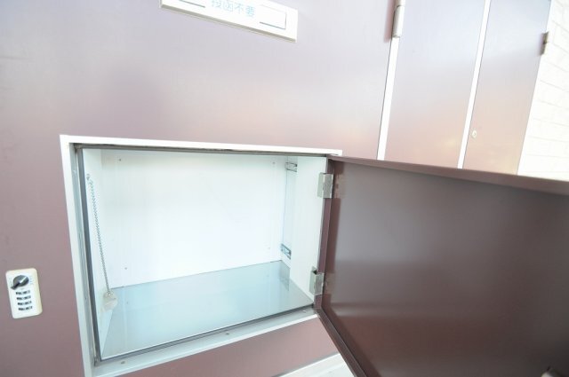 拡大写真:レオパレス小針 1階101の宅配ボックス