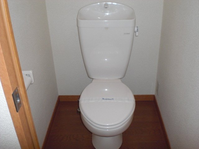 拡大写真:レオパレス小針Ⅱ 2階212のトイレは収納棚付き。