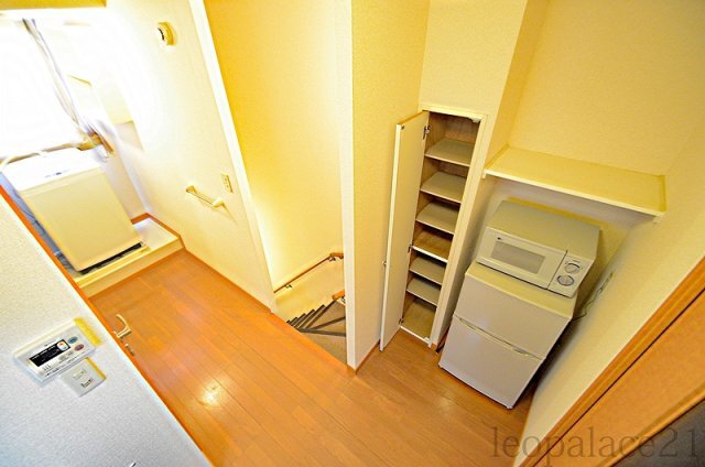 拡大写真:レオパレス小針Ⅱ 2階212の冷蔵庫・電子レンジ