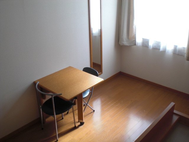 拡大写真:レオパレス小針Ⅱ 2階212の椅子、折り畳みテーブル付き。