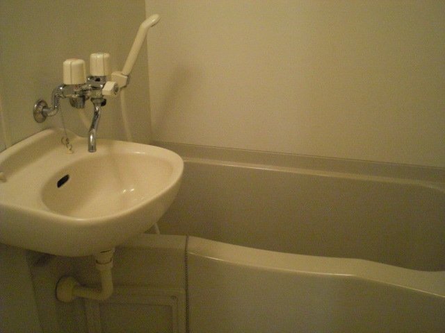 拡大写真:レオパレス小針Ⅱ 2階212の浴室は乾燥機能付き。