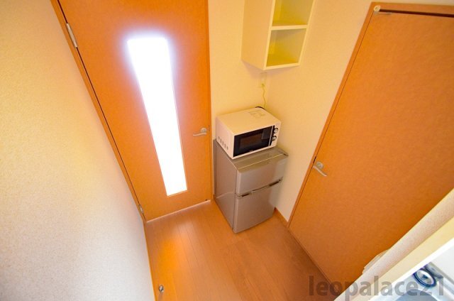 拡大写真:レオパレスラ ストラーダ 2階203の冷蔵庫・電子レンジ