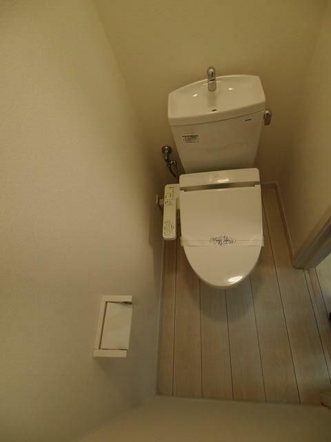 拡大写真：プレミアムコート仲町台 1階102のトイレ