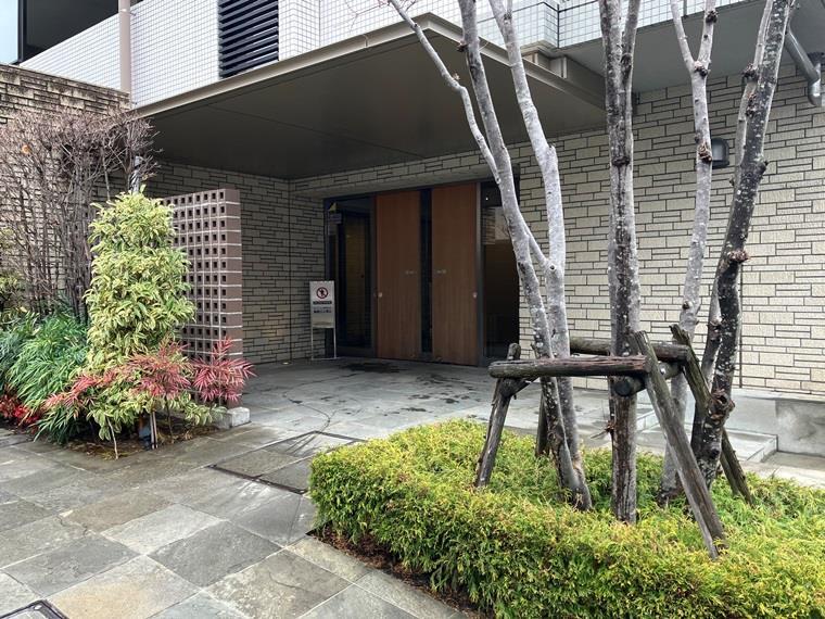 拡大写真:ローレルコート武蔵小杉今井仲町 3階301の毎日通るエントランスはこのようになっています