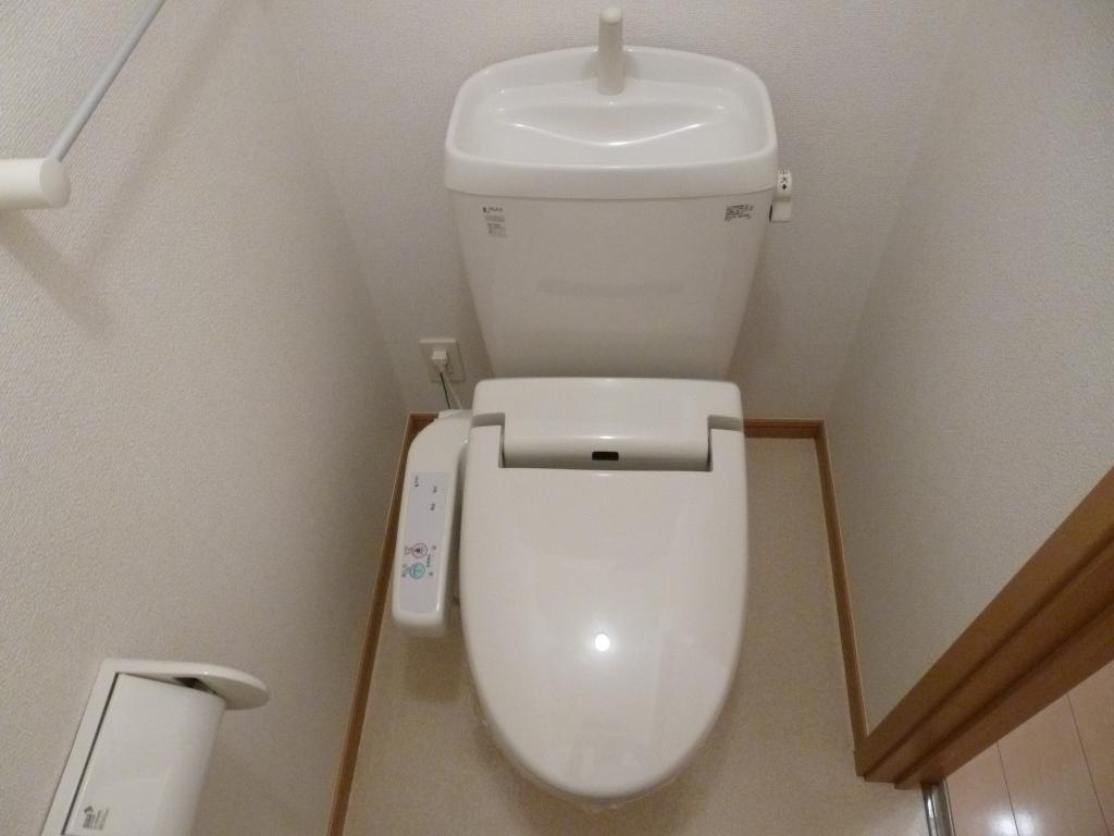 拡大写真:ラフレシール ノア 1階101のシャワー付トイレ