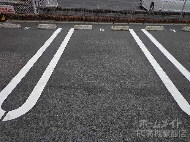 拡大写真:アルヴィータ 1階102の駐車場