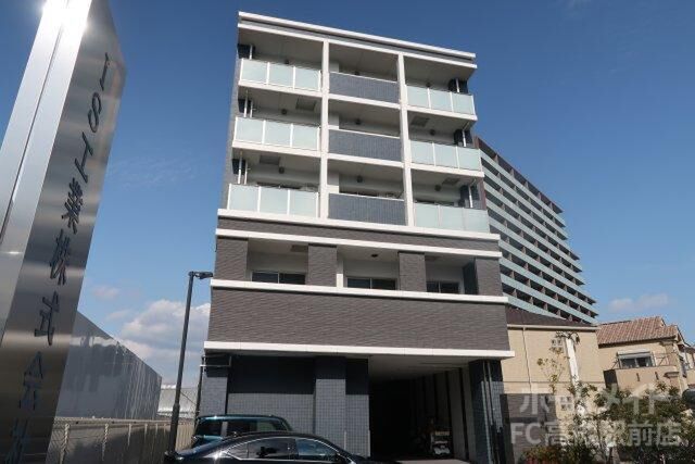 拡大写真：グランブルー高槻 4階401の建物外観