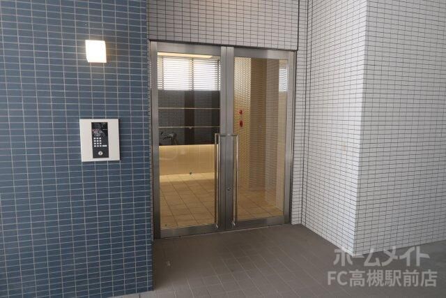 拡大写真：グランブルー高槻 4階401のエントランス
