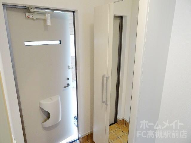 拡大写真:カーサ フィオーレ 1階102の玄関