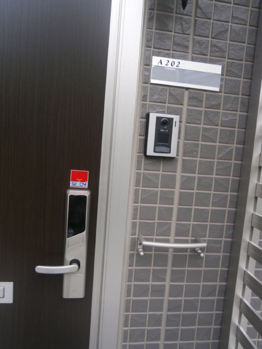 拡大写真:D-room泉台 A棟 2階202の玄関