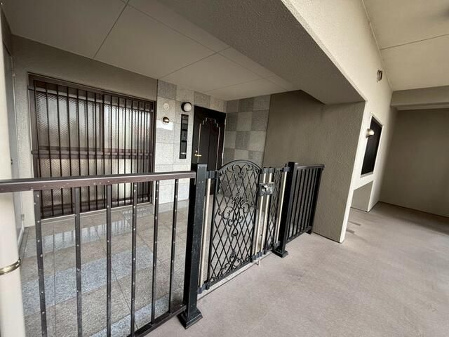 拡大写真：アーティックスエグゼ足原 4階302の玄関