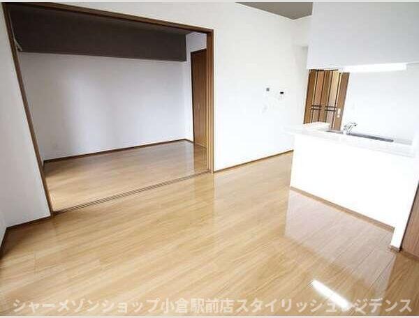 拡大写真:リブラ ブライト 4階402の居間