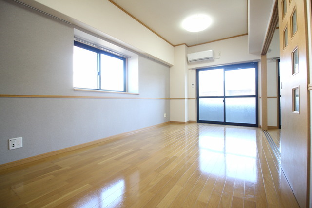 拡大写真：ボヌール小倉　 4階402の居間