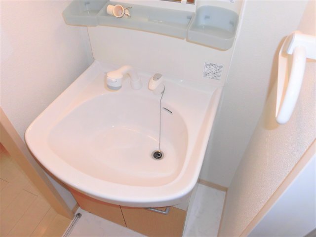 拡大写真:Espoir Yutaka 2階201の独立洗面台