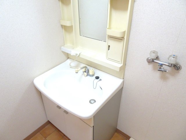 拡大写真:リバーサイド鎌倉 3階306の独立洗面台