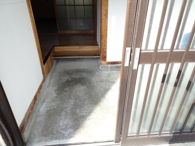 拡大写真：笠縫町貸家 1階中の玄関