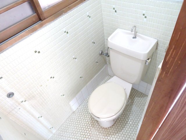 拡大写真：笠縫町貸家 1階中のトイレ