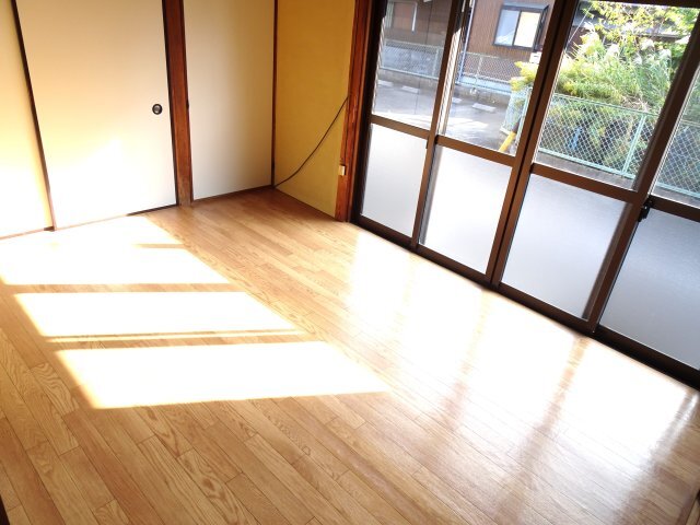 拡大写真：笠縫町貸家 1階中の洋室