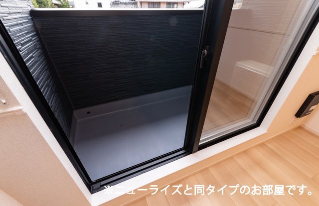 拡大写真:カーサ ファミーユ 2階203のバルコニー