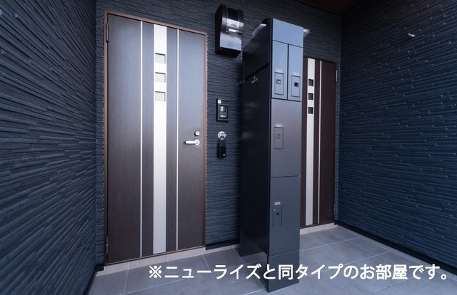 拡大写真:カーサ ファミーユ 2階203の玄関