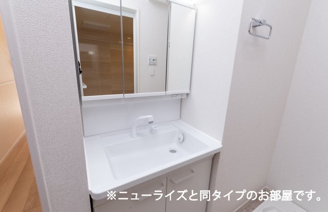拡大写真:カーサ ファミーユ 2階203の洗面所