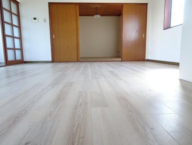 拡大写真:ガレージハウス神戸町 1階1の居間