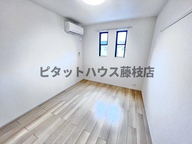 拡大写真:焼津市小土 2階203の洋室