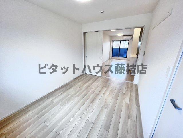 拡大写真:焼津市小土 2階203の洋室