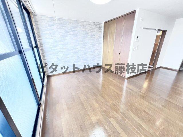 拡大写真：焼津市焼津１丁目 2階205の居間