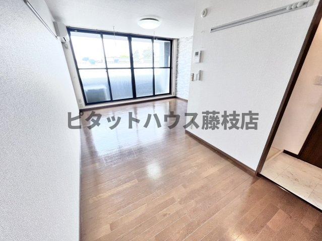 拡大写真：焼津市焼津１丁目 2階205の居間